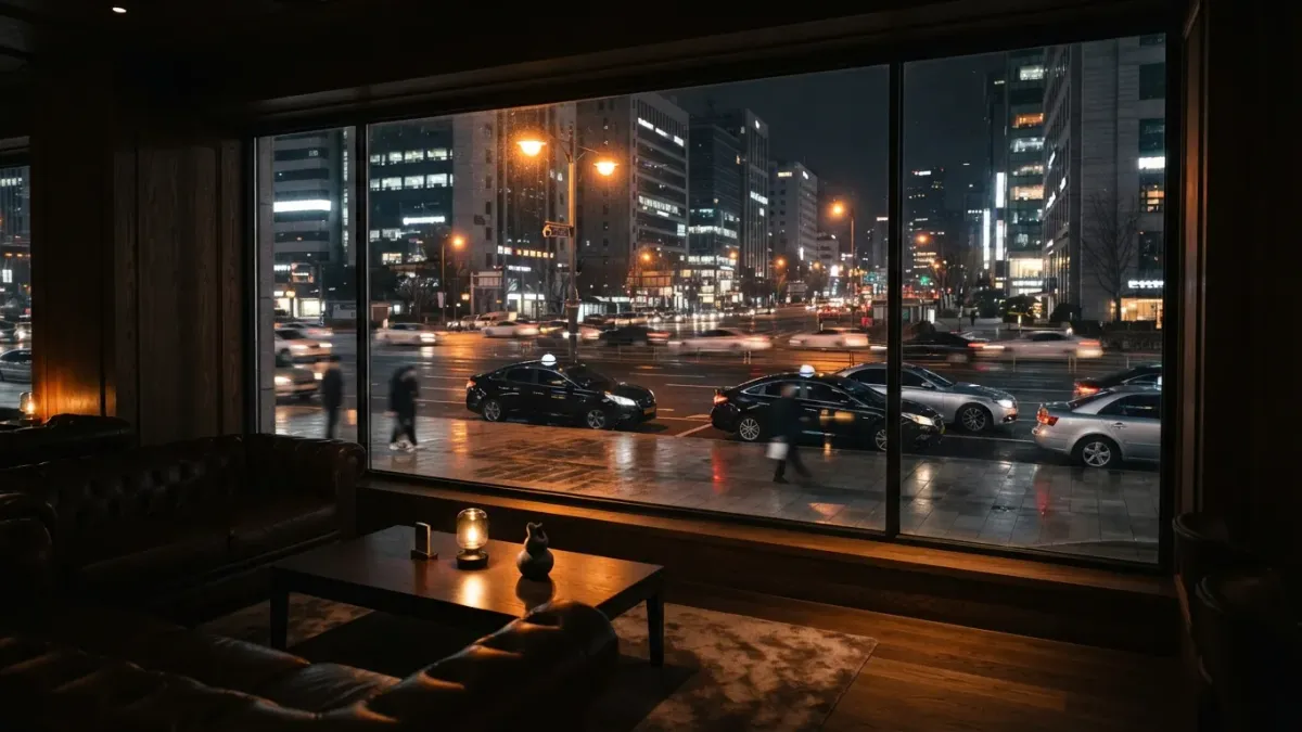 야간 도심 대로변의 택시 승강장과 아스팔트 노면을 비추는 가로등 불빛